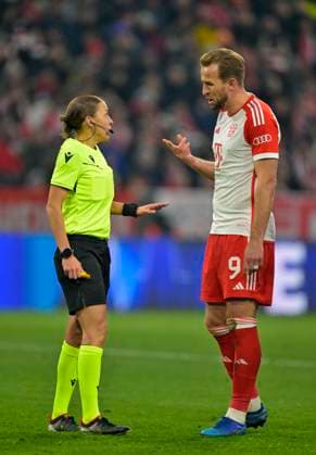 29 11 2023, Football UEFA Championsleague 2023 2024 5 Matchday Preliminary Round, FC Bayern Munich FC Copenhagen, in the Allianz Arena Munich v l Referee Stephanie Frappart FRA discusses with Harry Kane FC Bayern Munich DFL and DFB regulations prohibit any use of photographs as image sequences and or quasi video