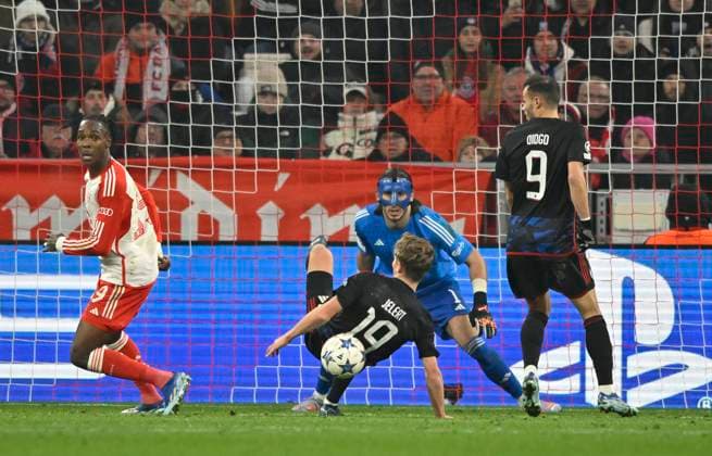 Elias Jelert FC Copenhagen 19 bounces the ball on his arm and hand after a shot from Mathys Tel FC Bayern Muenchen FCB 39, no penalty, Penalty kick Goalkeeper Kamil Grabara FC Copenhagen 01 Diogo Goncalves FC Copenhagen 09 FC Bayern Muenchen FCB vs FC Copenhagen Group stage 5 Matchday 29 11 2023 DFL REGULATES PROHIBIT ANY USE OF PHOTOGRAPHS AS IMAGE SEQUENCES AND OR QUASI VIDEO FC Bayern Muenchen FCB vs FC Copenhagen