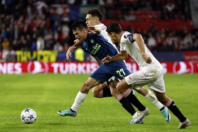 SEVILLA - (l-r) Hirving Lozano of PSV Eindhoven, Lucas Ocampos of Sevilla FC, Jesus Navas of Sevilla FC during the UEFA Champions League group B match between Sevilla FC and PSV Eindhoven at the Estadio Ramon Sanchez-Pizjuan on November 29, 2023 in Seville , Spain. ANP MAURICE VAN STEEN UEFA Champions League 2023 24 2023 2024 xVIxANPxSportx xxANPxIVx 485057128 originalFilename: 485057128.jpg