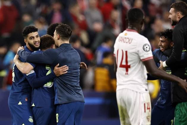 SEVILLA - (l-r) Ismael Saibari of PSV Eindhoven, Yorbe Vertessen of PSV Eindhoven, Malik Tillman of PSV Eindhoven, Olivier Boscagli of PSV Eindhoven celebrate the 2-3 victory after the UEFA Champions League match in group B between Sevilla FC and PSV Eindhoven at the Estadio Ramon Sanchez-Pizjuan on November 29, 2023 in Seville, Spain. ANP MAURICE VAN STEEN UEFA Champions League 2023 24 2023 2024 xVIxANPxSportx xxANPxIVx 485057358 originalFilename: 485057358.jpg