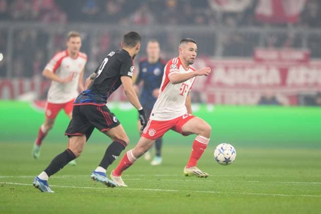 Soccer, UEFA Champions League, 20231129, FC Bayern Munich FC Copenhagen In the picture Diogo GONÃ‡ALVES FC Copenhagen, 9 and RaphaÃ l GUERREIRO FC Bayern Munich, 22 Dribbling ball Munich Allianz Arena Bayern Germany Copyright: Passion2Press MarkusxFischerx