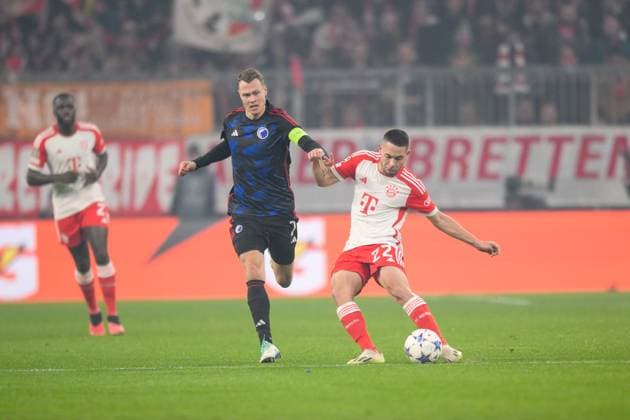 Soccer, UEFA Champions League, 20231129, FC Bayern Munich FC Copenhagen In the picture Viktor CLAESSON FC Copenhagen, 7 and Raphaël GUERREIRO FC Bayern Munich, 22 Cross pass pass ball Munich Allianz Arena Bayern Germany Copyright: Passion2Press MarkusxFischerx