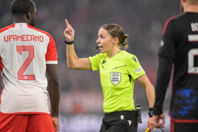 Soccer, UEFA Champions League, 20231129, FC Bayern Munich FC Copenhagen In the picture Referee Stephanie FRAPPART admonishes players at a penalty kick Munich Allianz Arena Bayern Germany Copyright: Passion2Press MarkusxFischerx