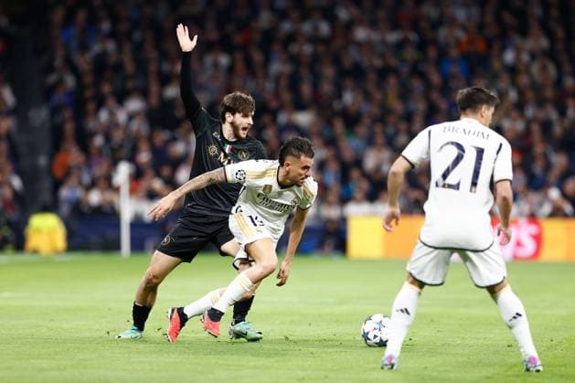 November 29, 2023, MADRID, MADRID, SPAIN: Dani Ceballos of Real Madrid and Khvicha Kvaratskhelia of Napoli in action during the UEFA Champions League, Group C, football match played between Real Madrid and SSC Napoli at Santiago Bernabeu stadium on November 29, 2023, in Madrid, Spain. MADRID SPAIN - ZUMAa181 20231129_zaa_a181_016 Copyright: xOscarxJ.xBarrosox