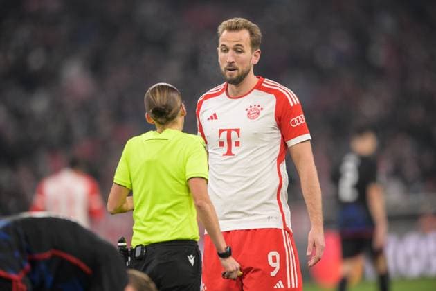 Soccer, UEFA Champions League, 20231129, FC Bayern Munich FC Copenhagen In the picture referee Stephanie FRAPPART and Harry KANE FC Bayern Munich, 9 claims Munich Allianz Arena Bayern Germany Copyright: Passion2Press MarkusxFischerx