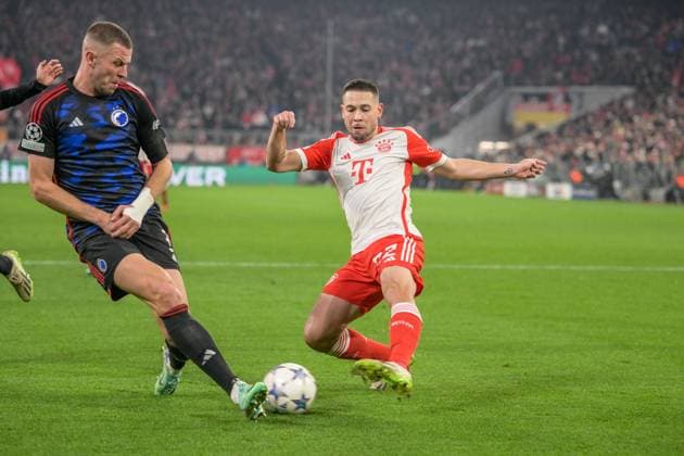 Soccer, UEFA Champions League, 20231129, FC Bayern Munich FC Copenhagen In the picture Denis VAVRO FC Copenhagen, 3 blocks Raphaël GUERREIRO FC Bayern Munich, 22 shot penalty area Munich Allianz Arena Bayern Germany Copyright: Passion2Press MarkusxFischerx