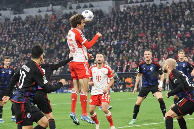 25 Thomas Mueller FCB vs 33 Rasmus Falk Copenhagen duel, chance Football UEFA Champions League FC Bayern Muenchen FC Copenhagen Allianz Arena 29 11 2023 PHOTO Mladen Lackovic LakoPress