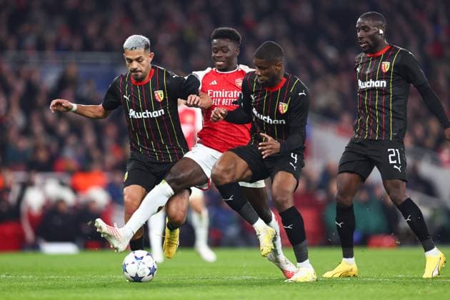 Arsenal gegen Lens 29. November 2023, London Champions™s League Fußball, Gruppe B Arsenal gegen Lens Facundo Medina von RC Lens und Kevin Danso von RC Lens gehen gegen Bukayo Saka von Arsenal vor Foto Charlotte Wilson Offside London UK  Copyright: xCharlottexWilsonx xOffsidexOffside