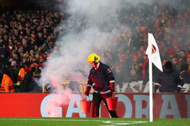 Arsenal gegen Lens 29. November 2023, London Champions™s League Fußball, Gruppe B Arsenal gegen Lens Ein Feuerwehrmann entfernt eine Fackel Foto Charlotte Wilson Abseits London UK  Copyright: xCharlottexWilsonx xOffsidexOffside
