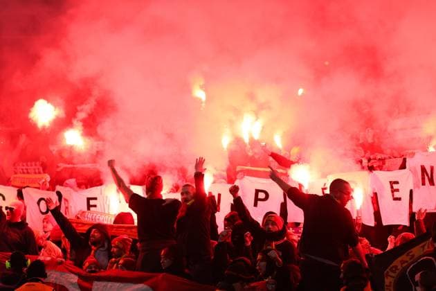Arsenal gegen Lens 29. November 2023, London Champions™s League Fußball, Gruppe B Arsenal gegen Lens Lens-Fans mit Fackeln Foto Charlotte Wilson Abseits London UK  Copyright: xCharlottexWilsonx xOffsidexOffside