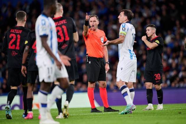 SOCCER - UEFA CL, Sociedad vs RBS SAN SEBASTIAN,SPAIN,29.NOV.23 - SOCCER - UEFA Champions League, group stage, Real Sociedad vs Red Bull Salzburg. Image shows the referee.  GEPAxpictures xDanielxFernandezxPerez