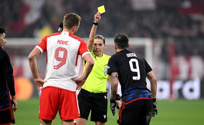 FOOTBALL CHAMPIONS LEAGUE SEASON 2023 2024 Preliminary Round Group A 5 Matchday FC Bayern Muenchen FC Copenhagen 29 11 2023 Harry Kane left, FC Bayern Muenchen Referee Stephanie Frappart center, France shows yellow card Diogo Goncalves right, FC Copenhagen