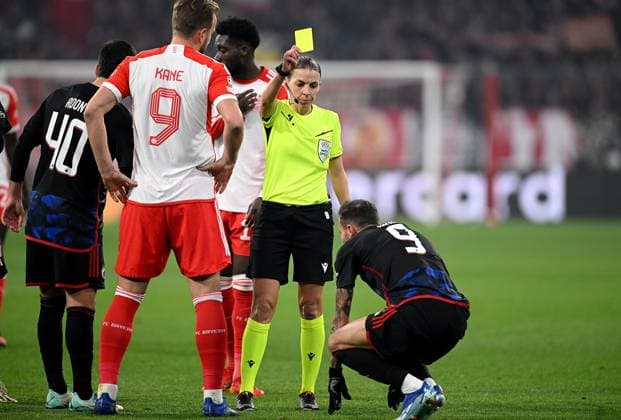 FOOTBALL CHAMPIONS LEAGUE SEASON 2023 2024 Preliminary Round Group A 5 Matchday FC Bayern Muenchen FC Copenhagen 29 11 2023 Harry Kane left, FC Bayern Muenchen Referee Stephanie Frappart center, France shows yellow card Diogo Goncalves right, FC Copenhagen