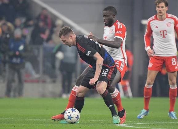 29 11 2023, xemx, Football UEFA Champions League, FC Bayern Muenchen FC Copenhagen emspor, v l Dayot Upamecano FC Bayern Muenchen , Lukas Lerager FC Copenhagen Zweikampf, Aktion, action, battle for the ball DFL DFB REGULATIONS PROHIBIT ANY USE OF PHOTOGRAPHS as IMAGE SEQUENCES and or QUASI VIDEO Muenchen