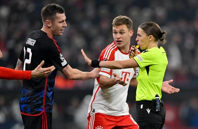 Joshua Kimmich FC Bayern Muenchen FCB 06 in conversation Discussion with referee Referee Stephanie Frappart FC Bayern Muenchen FCB vs FC Copenhagen Group stage 5 Matchday 29 11 2023 DFL REGULATIONS PROHIBIT ANY USE OF PHOTOGRAPHS AS IMAGE SEQUENCES AND OR QUASI VIDEO FC Bayern Muenchen FCB vs FC Copenhagen