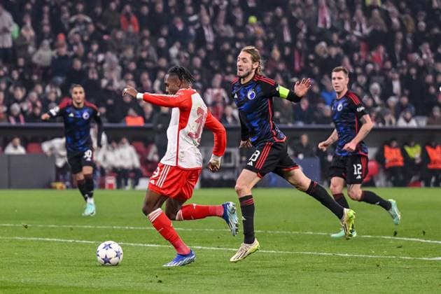 29 11 2023, Munich, Germany, Allianz Arena, Bayern Muenchen vs FC Copenhagen UEFA Champions League 2023 2024 Group A, Mathys Tel FC Bayern Muenchen and Rasmus Falk F C Copenhagen in a duel Photo H Langer Munich Allianz Arena Germany  541_FCBKOP20231129_031 Langer-541