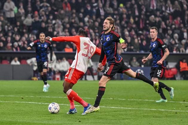 29 11 2023, Munich, Germany, Allianz Arena, Bayern Muenchen vs FC Copenhagen UEFA Champions League 2023 2024 Group A, Mathys Tel FC Bayern Muenchen and Rasmus Falk F C Copenhagen in a duel Photo H Langer Munich Allianz Arena Germany  541_FCBKOP20231129_032 Langer-541