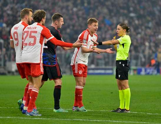 29 11 2023, Football UEFA Champions League 2023 2024 Matchday 5 Preliminary Round, FC Bayern Munich FC Copenhagen, in the Allianz Arena Munich f l Harry Kane FC Bayern Munich , Thomas Müller FC Bayern Munich and Joshua Kimmich FC Bayern Munich discuss with referee Staphanie Frappart FRA , DFL and DFB regulations prohibit any use of photographs as image sequences and or quasi video
