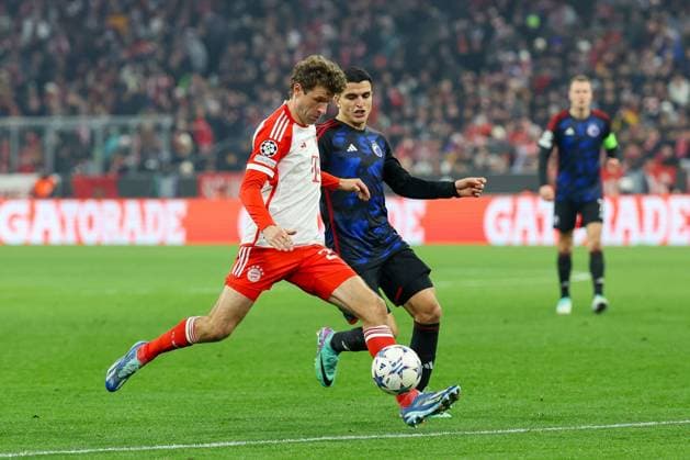 in duel, action, with Thomas Mueller 25 FC Bayern Muenchen , FC Bayern Muenchen vs FC Copenhagen, Champions League, football, preliminary round, second leg, 29 11 2023 Muenchen Bayern Germany Copyright: xkolbert-press ChristianxKolbertx