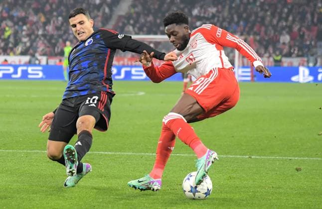 29 11 2023, xemx, Football UEFA Champions League, FC Bayern Muenchen FC Copenhagen emspor, v l Mohamed Elyounoussi FC Copenhagen , Alphonso Davies FC Bayern Muenchen Zweikampf, Aktion, action, battle for the ball DFL DFB REGULATIONS PROHIBIT ANY USE OF PHOTOGRAPHS as IMAGE SEQUENCES and or QUASI VIDEO Muenchen