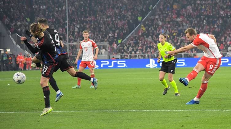 29 11 2023, xemx, Football UEFA Champions League, FC Bayern Muenchen FC Copenhagen emspor, v l Harry Kane FC Bayern Muenchen with shot on goal DFL DFB REGULATIONS PROHIBIT ANY USE OF PHOTOGRAPHS as IMAGE SEQUENCES and or QUASI VIDEO Muenchen