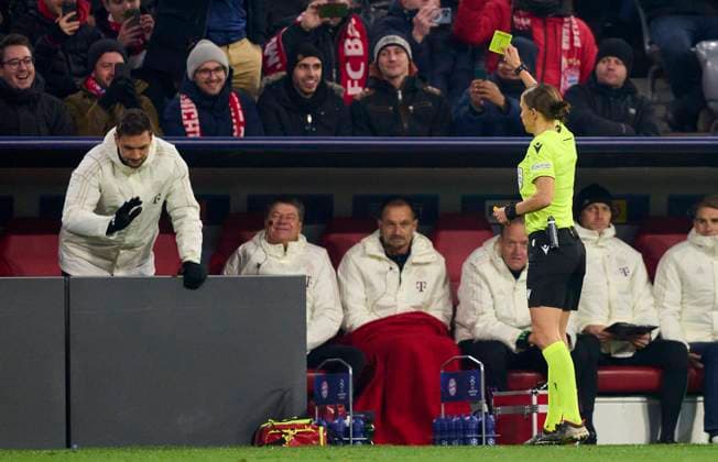 referee Stephanie Frappart shows the Yellow Card to Sven ULREICH, FCB 26 goalkeeper, in the group stage match FC BAYERN MUENCHEN - FC COPENHAGEN of football UEFA Champions League in season 2023 2024 in Munich, Nov 29, 2023. Gruppenphase, Kopenhagen, FCB, München