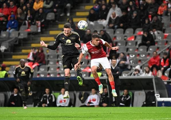 Football, Men, Season 2023 2024, UEFA Champions League Group C, Matchday 5 , SC Sporting Braga 1 FC Union Berlin, v l Robin Gosens 1 FC Union Berlin , Victor Gomez SC Braga , 29 11 2023, Copyright: xMatthiasxKochx