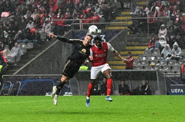 Football, Men, Season 2023 2024, UEFA Champions League Group C, Matchday 5 , SC Sporting Braga 1 FC Union Berlin, v l Robin Gosens 1 FC Union Berlin , Joe Mendes SC Braga , 29 11 2023, Copyright: xMatthiasxKochx