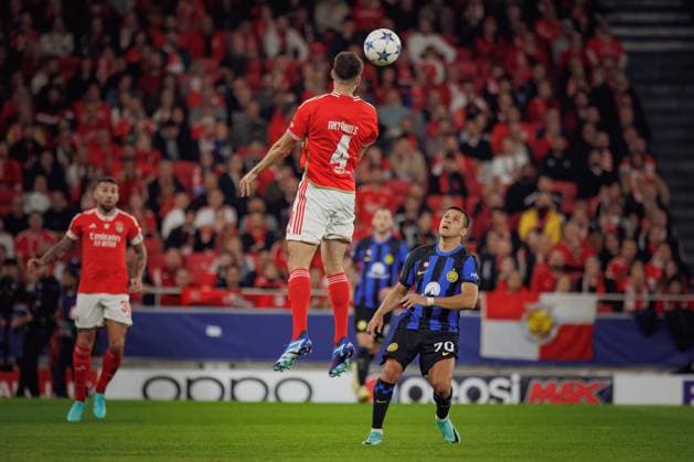 Antonio Silva, Alexis Sanchez during UEFA Champions League 23 24 game between SL Benfica and Inter Milan at Estadio Da Luz, Lisbon, Portugal. (Maciej Rogowski) Lisbon Estadio Da Luz Portugal Copyright: xMaciejxRogowskix slbinter-full-29-11=2023-12