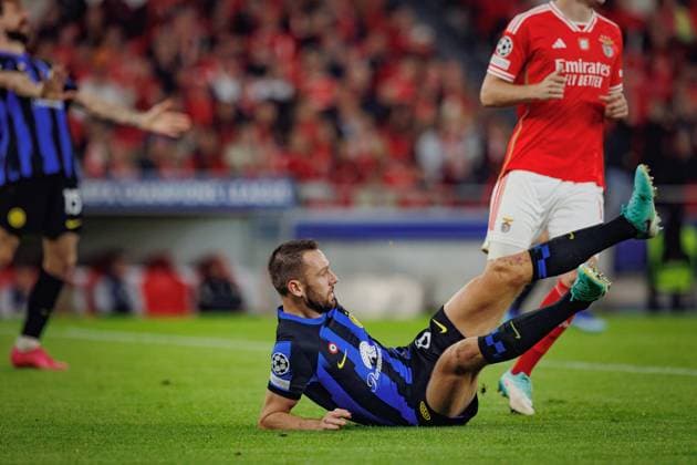 Stefan de Vrij during UEFA Champions League 23 24 game between SL Benfica and Inter Milan at Estadio Da Luz, Lisbon, Portugal. (Maciej Rogowski) Lisbon Estadio Da Luz Portugal Copyright: xMaciejxRogowskix slbinter-full-29-11=2023-27