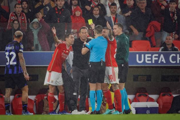 Angel Di Maria and Roger Schmidt argue with Andris Treimanis during UEFA Champions League 23 24 game between SL Benfica and Inter Milan at Estadio Da Luz, Lisbon, Portugal. (Maciej Rogowski) Lisbon Estadio Da Luz Portugal Copyright: xMaciejxRogowskix slbinter-full-29-11=2023-38