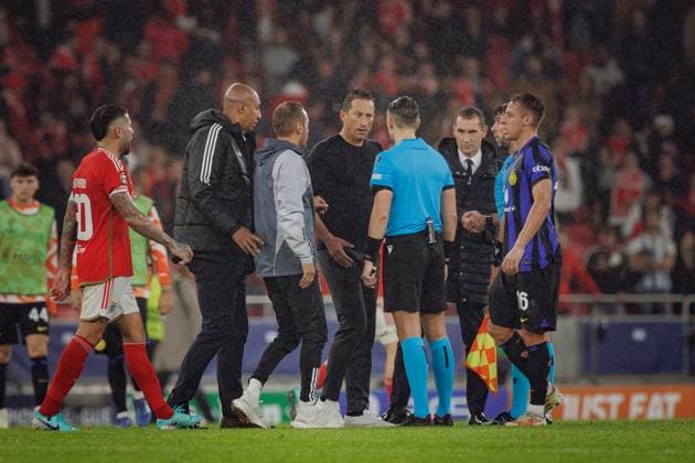 Roger Schmidt argues with Andris Treimanis during UEFA Champions League 23 24 game between SL Benfica and Inter Milan at Estadio Da Luz, Lisbon, Portugal. (Maciej Rogowski) Lisbon Estadio Da Luz Portugal Copyright: xMaciejxRogowskix slbinter-full-29-11=2023-42