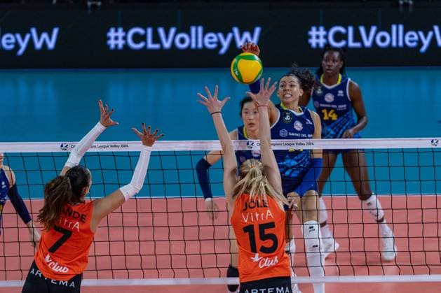 CEV Champions League Women volleyball match - Savino Del Bene Scandicci vs Eczacibasi Dynavit Istanbul Spike of Ana Carolina da Silva (Savino Del Bene Scandicci) during Savino Del Bene Scandicci vs Eczacibasi Dynavit Istanbul, CEV Champions League Women volleyball match in Florence, Italy, November 29 2023 Florence Italy  Copyright: xIPAxSport ABACAx