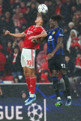 2023 11 29 UEFA Champions League group stage matchday 5 Group D SL Benfica Inter Milan v l , Petar Musa S L Benfica , Yann Bissek FC Internazionale Milano , header, header duel Copyright: JoaquimxFerreira