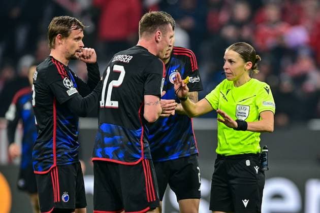 from left Peter ANKERSEN FC Copenhagen, 22 Lukas LERAGER FC Copenhagen, 12 Kevin DIKS FC Copenhagen, 2 complain to Stephanie FRAPPART referee, referee because of the given penalty, 29 11 2023, Munich Germany , Football, UEFA Champions League, Group stage, FC Bayern München FC Copenhagen xslx
