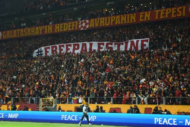 Galatasaray fans displayed a banner with FreePalestine during the UEFA Champions League match between Galatasaray A.S. and Manchester United, ManU at RAMS PARK Stadium on November 29, 2023 in Istanbul, Turkey. Istanbul Turkey Copyright: xSeskimPhotox Galatasaray-MUnited_291123 (302)