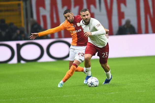 Hakim Ziyech (L) of Galatasaray and Luke Shaw (23) of Manchester United, ManU during the UEFA Champions League match between Galatasaray A.S. and Manchester United at RAMS PARK Stadium on November 29, 2023 in Istanbul, Turkey. Istanbul Turkey Copyright: xSeskimPhotox Galatasaray-MUnited_291123 (325)