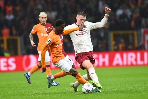Wilfried Zaha (L) of Galatasaray and Scott McTominay (R) of Manchester United, ManU during the UEFA Champions League match between Galatasaray A.S. and Manchester United at RAMS PARK Stadium on November 29, 2023 in Istanbul, Turkey. Istanbul Turkey Copyright: xSeskimPhotox Galatasaray-MUnited_291123 (439)