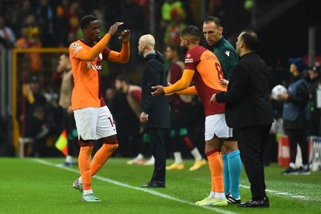 Wilfried Zaha and Kerem Demirbay of Galatasaray during the UEFA Champions League match between Galatasaray A.S. and Manchester United, ManU at RAMS PARK Stadium on November 29, 2023 in Istanbul, Turkey. Istanbul Turkey Copyright: xSeskimPhotox Galatasaray-MUnited_291123 (467)