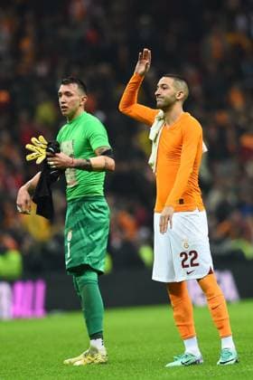 Hakimm Ziyech of Galatasaray wave to the fans after the UEFA Champions League match between Galatasaray A.S. and Manchester United, ManU at RAMS PARK Stadium on November 29, 2023 in Istanbul, Turkey. Istanbul Turkey Copyright: xSeskimPhotox Galatasaray-MUnited_291123 (508)