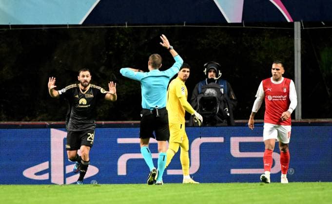 Football, Men, Season 2023 2024, UEFA Champions League Group C, Matchday 5 , SC Sporting Braga 1 FC Union Berlin 1 1 , Referee Clement Turpin immediately shows Lucas Tousart l , 1 FC Union Berlin a yellow card for a foul, 29 11 2023, Copyright: xMatthiasxKochx