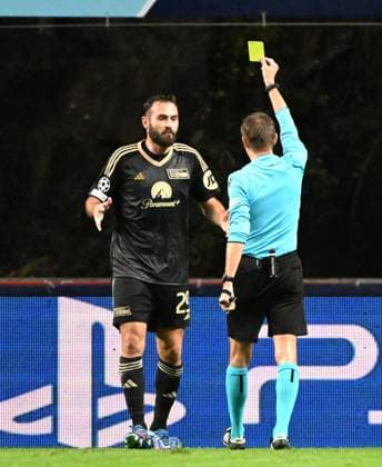 Football, Men, Season 2023 2024, UEFA Champions League Group C, Matchday 5 , SC Sporting Braga 1 FC Union Berlin 1 1 , Referee Clement Turpin shows Lucas Tousart l , 1 FC Union Berlin a yellow card for a foul, 29 11 2023, Copyright: xMatthiasxKochx