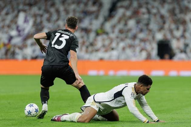 November 29, 2023, Madrid, Spain: Jude Bellingham (R) of Real Madrid and Amir Rrahmani (L) of Napoli seen in action during the UEFA Champions League 2023 24 match between Real Madrid and Napoli at Santiago Bernabeu Stadium. Final score; Real Madrid 4:2 Napoli. Madrid Spain - ZUMAs197 20231129_aaa_s197_147 Copyright: xGuillermoxMartinezx