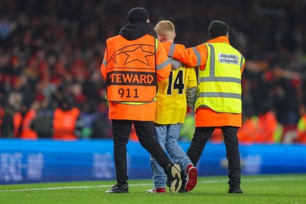 Arsenal v RC Lens Champions League 29 11 2023. Stewards eject a pitch invader during the Champions League match between Arsenal and RC Lens at the Emirates Stadium, London, England on 29 November 2023. London Emirates Stadium Greater London England Editorial use only , Copyright: xToyinxOshodix PSI-18466-0110