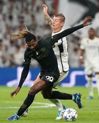 Champions League - Real Madrid v Napoli Real Madrid CF s Toni Kroos (r) and SSC Napoli s Andre-Frank Zambo Anguissa during Champions League 2023 2024, Group C match Real Madrid v Napoli on November 29, 2023 in Madrid, Spain. Photo by Acero AlterPhotos ABACAPRESS.COM Madrid Spain  Copyright: xAcero AlterPhotos ABACAx