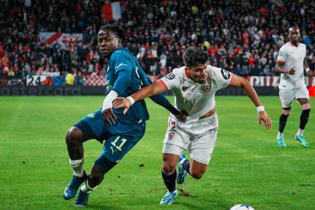 (231130) -- SEVILLE, Nov. 30, 2023 -- Sevilla s Marcos Acuna vies with PSV s Johan Bakayoko during the UEFA Champions League Group B match between Sevilla FC and PSV Eindhoven in Seville, Spain, on Nov. 29, 2023. (Photo by Xinhua) (SP)SPAIN-SEVILLE-FOOTBALL-UEFA CHAMPIONS-SEVILLA FC VS PSV EINDHOVEN ZhangxYuheng 