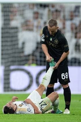 (231130) -- MADRID, Nov. 30, 2023 -- Napoli s Stanislav Lobotka helps Real Madrid s Brahim Diaz get rid of a cramp during the UEFA Champions League Group C match between Real Madrid and SSC Napoli at the Santiago Bernabeu Stadium in Madrid, Spain, on Nov. 29, 2023. ) (SP)SPAIN-MADRID-FOOTBALL-UEFA CHAMPIONS-REAL MADRID VS SSC NAPOLI MengxDingbo 