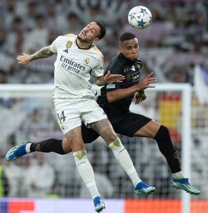 (231130) -- MADRID, Nov. 30, 2023 -- Real Madrid s Joselu (L) vies with Napoli s Natan during the UEFA Champions League Group C match between Real Madrid and SSC Napoli at the Santiago Bernabeu Stadium in Madrid, Spain, on Nov. 29, 2023. ) (SP)SPAIN-MADRID-FOOTBALL-UEFA CHAMPIONS-REAL MADRID VS SSC NAPOLI MengxDingbo 