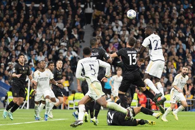 (231130) -- MADRID, Nov. 30, 2023 -- Real Madrid s Antonio Rudiger (R) heads a shot during the UEFA Champions League Group C match between Real Madrid and SSC Napoli at the Santiago Bernabeu Stadium in Madrid, Spain, on Nov. 29, 2023. ) (SP)SPAIN-MADRID-FOOTBALL-UEFA CHAMPIONS-REAL MADRID VS SSC NAPOLI MengxDingbo 