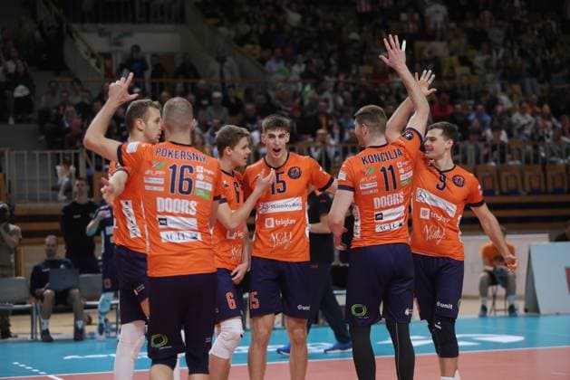 (231130) -- LJUBLJANA, Nov. 30, 2023 -- Athletes of ACH Volley Ljubljana celebrate scoring during the 4th round pool B match of CEV Champions League Volley 2024 between ACH Volley Ljubljana and Asseco Resovia Rzeszow in Ljubljana, Slovenia, Nov. 29, 2023. (Photo by Xinhua) (SP)SLOVENIA-LJUBLJANA-CEV CHAMPIONS LEAGUE VOLLEY 2024 ZeljkoxStevanic 